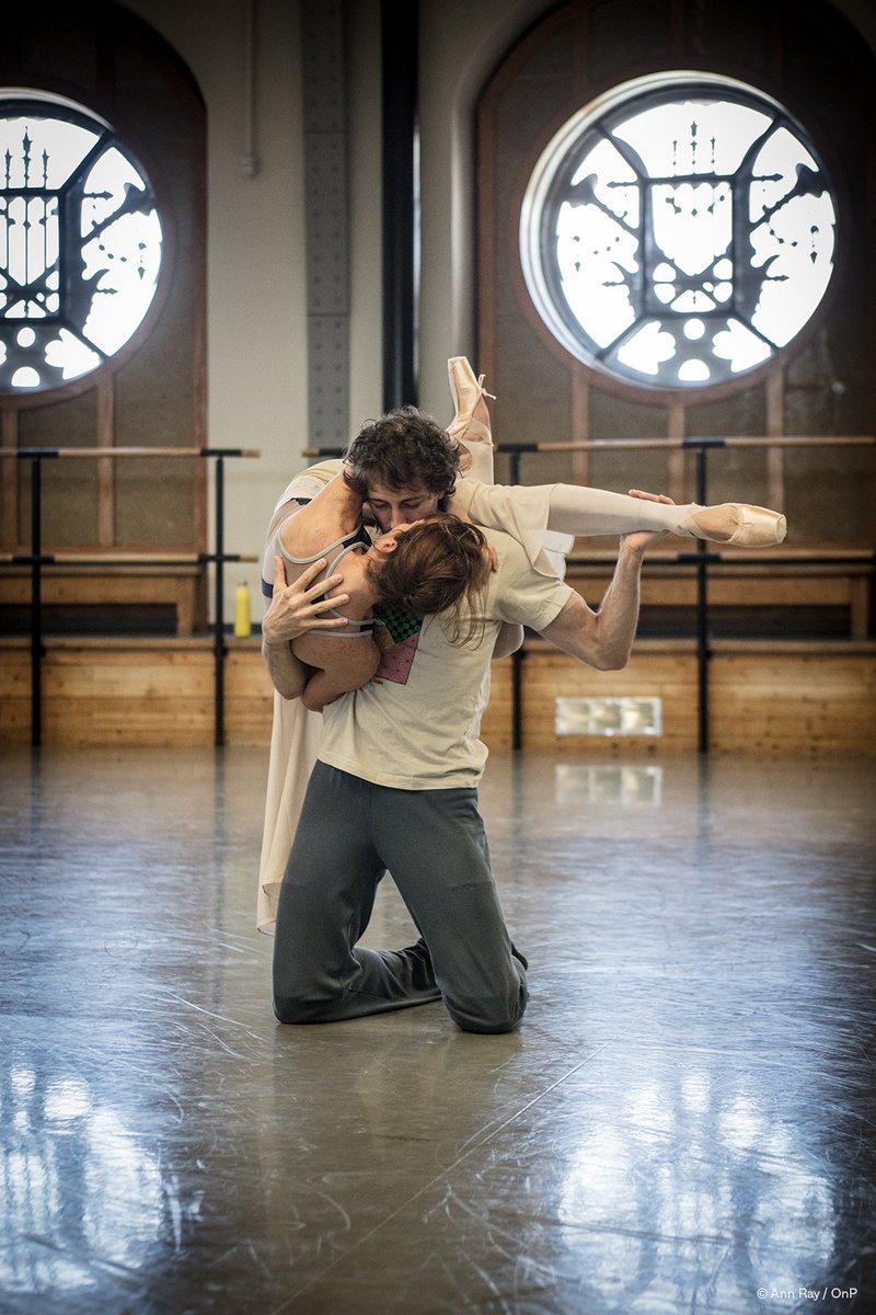 BalletOParis's tweet photo. #Mayerling #Répétitions
Immersion dans les répétitions de l'œuvre culte de Kenneth MacMillan, interprétée pour la première fois par le Ballet de l'Opéra de Paris.

A l'affiche du Palais Garnier dès le 25 octobre : https://t.co/x0U3adV7UF https://t.co/mLcokgOKHC