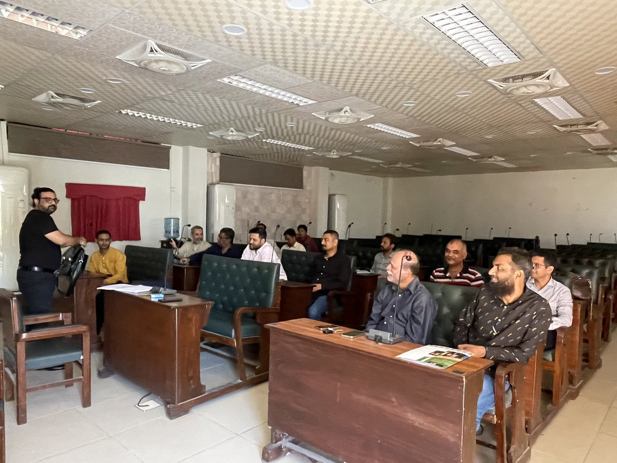 SaraASiddiqui1's tweet photo. And we make the best of Power outage in #karachi during our @click_2019 meeting https://t.co/kxlep4vKsH