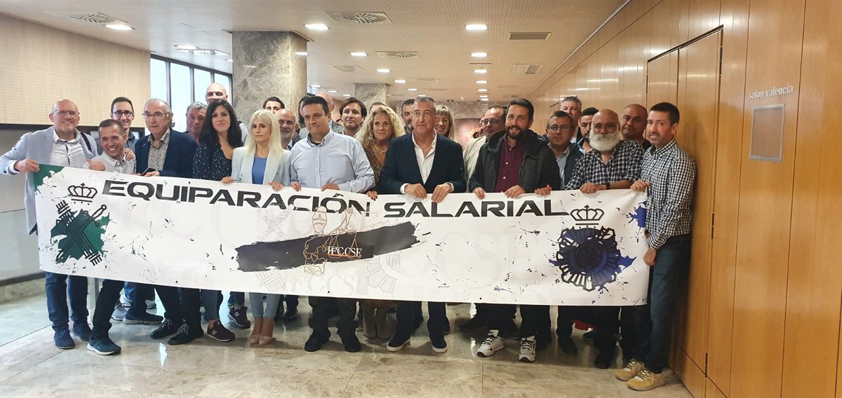 Jandrolion's tweet photo. Estuvo todo el rato escribiendo en su PC lo que a última hora de la tarde se convirtió EN LA PRIMERA NOTICIA  LANZADA a las redes de lo que había sido la Mesa por la #EquiparacionYa celebrada ese #8DeOctFFCCSE 
Aquí la dejo: https://t.co/gcnmKMPjbn
Muchísimas gracias @_IGC_ https://t.co/MRB352KhS9