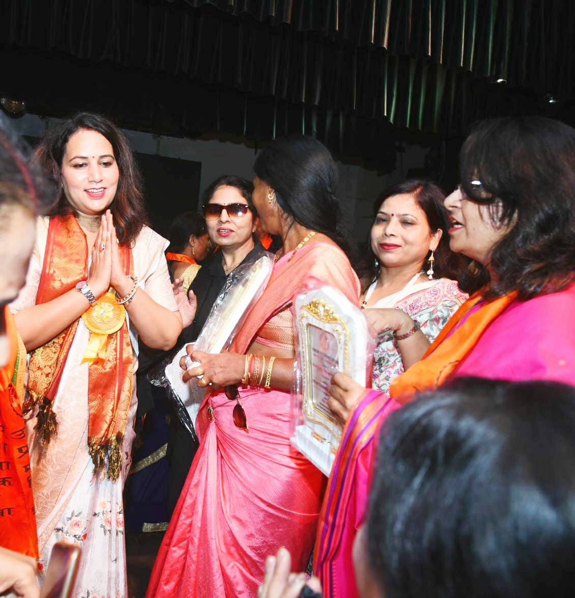 जूते घिस कर बनाई गई पहचान और जूते चाट कर बनाई गई पहचान में ज़मीन आसमान का अंतर होता हैं.!