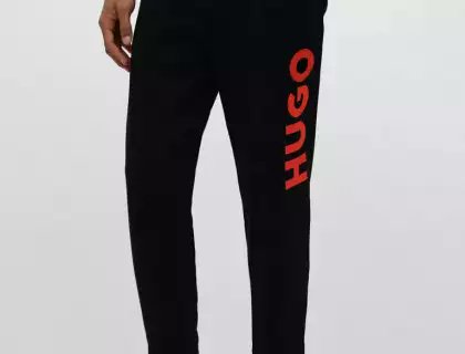 Fáranlega vel heppnuð markaðsherferð hjá tónlistarmanninum Hugo. Ég er búinn að sjá fullt af gaurum í alls konar hljómsveita fötum frá honum.