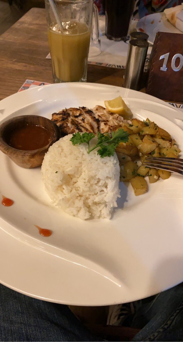 Boubac224's tweet photo. Devinez où suis-je ?
Le meilleur restaurant de la capitale
#mangeons la vie vivant 🥶🥶🤌🏽🤌🏽 https://t.co/to3py3wajA