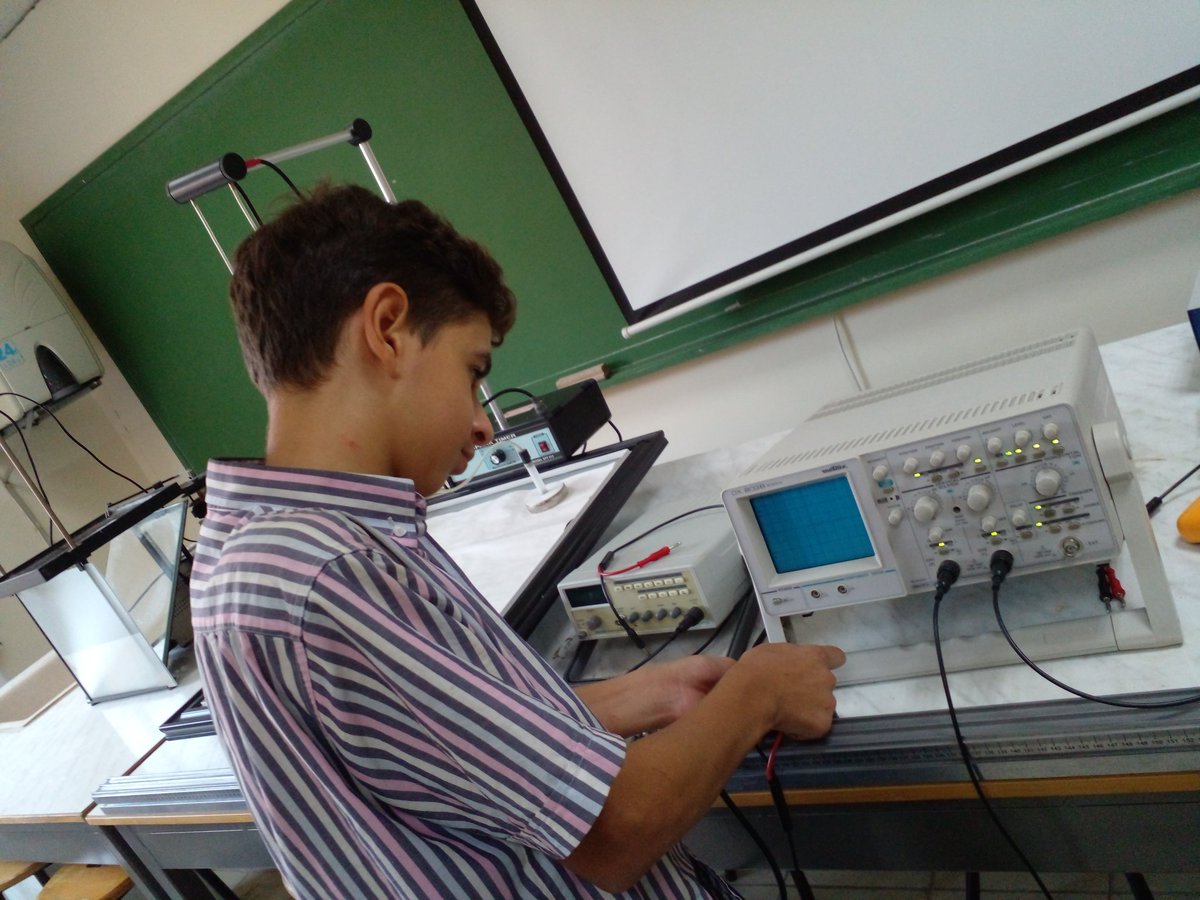 TahaniDandashli's tweet photo. Grade 9 students are using the oscilloscope to display and analyze the waveform of electronic signals of voltage as a function of time in the physics lab. 
#lab_work
@MakassedSaida https://t.co/ujNubG6ohl