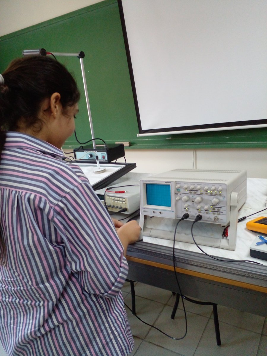TahaniDandashli's tweet photo. Grade 9 students are using the oscilloscope to display and analyze the waveform of electronic signals of voltage as a function of time in the physics lab. 
#lab_work
@MakassedSaida https://t.co/ujNubG6ohl