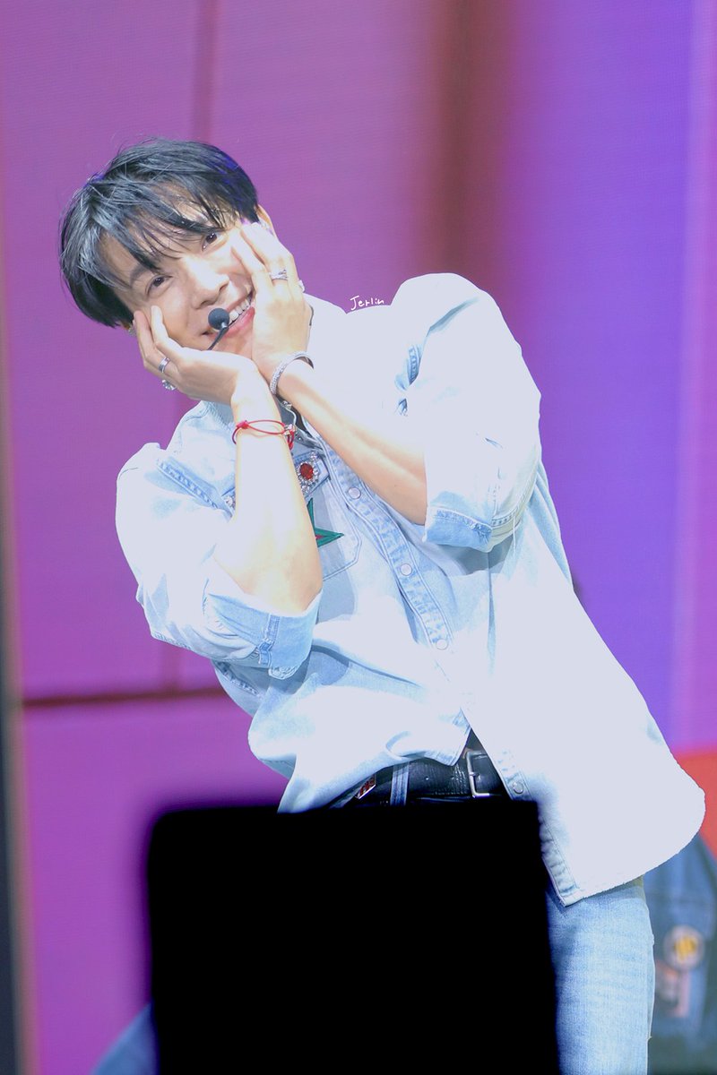JNQQ's tweet photo. HD 221010 SUPERSHOW9 IN KUALA LUMPUR 

꽃 같은 동해 🌻
해바라기 🌻

@donghae861015
#SS9inKL #SS9inMalaysia #SuperShow9 #SUPERJUNIOR #슈퍼주니어 
#Donghae #동해 https://t.co/JE100rPoGL