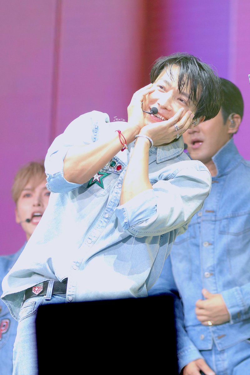 JNQQ's tweet photo. HD 221010 SUPERSHOW9 IN KUALA LUMPUR 

꽃 같은 동해 🌻
해바라기 🌻

@donghae861015
#SS9inKL #SS9inMalaysia #SuperShow9 #SUPERJUNIOR #슈퍼주니어 
#Donghae #동해 https://t.co/JE100rPoGL
