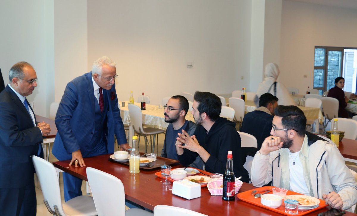 Rektörümüz Prof. Dr. <a href="/CemZorlu/">Prof. Dr. Cem Zorlu</a>, Seydişehir Yerleşkemizde düzenlenen Akademik Kurul Toplantısı'na katıldı. 

Toplantı sonrasında öğrencilerimizle yemekhanede bir araya geldi.😊