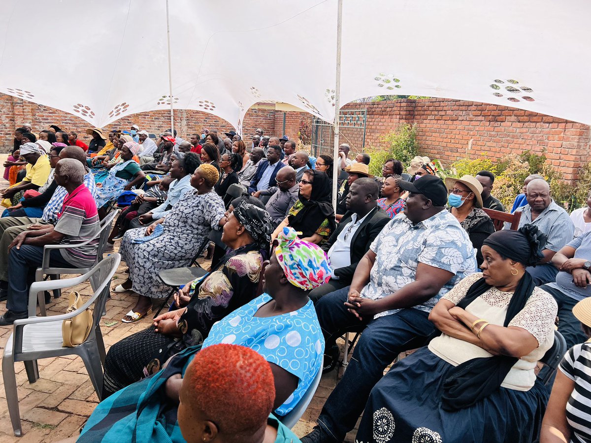 Cde_Ostallos's tweet photo. We pay our last respects to a veteran media practitioner, heroine, mentor, advisor  &amp; gender equality champion Abigail Gamanya.
President Nelson Chamisa salutes the late Gamanya for her contribution to the Alternative since the birth of the pro-democracy movement in this country https://t.co/pwEf6Z93z7