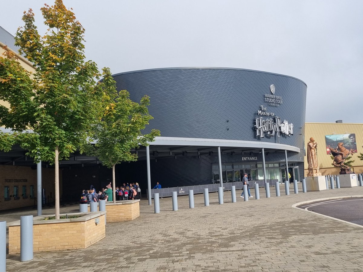 Year 5 have arrived for a magical day of making memories <a href="/WarnerBrosUK/">Warner Bros. UK</a>