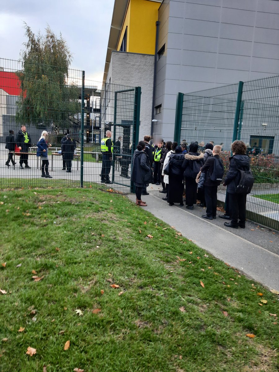WYP_LeedsEast's tweet photo. Yesterday morning, officers attended Co-op Academy following on-going close #partnership work & engagements. The #knifearch was deployed, with over 100 pupils walking through.
Officers & the school were pleased to report, #noknives or #weapons were found.
#CommunitySafety
#NPT https://t.co/vQreuFbN2d