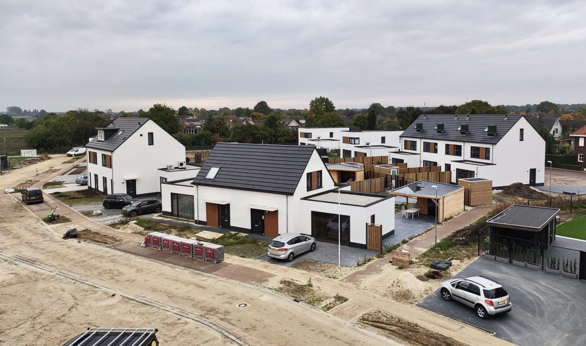 𝗢𝗽𝗹𝗲𝘃𝗲𝗿𝗶𝗻𝗴 | 𝗛𝗼𝗲𝗻𝗱𝗲𝗿𝗽𝗮𝗿𝗸 𝗢𝘁𝘁𝗲𝗿𝘀𝘂𝗺

In Ottersum is vandaag het project Hoenderpark, bestaande uit 35 woningen en een woonzorgcomplex, officieel opgeleverd. Trots op het resultaat en wij wensen iedereen veel woonplezier!