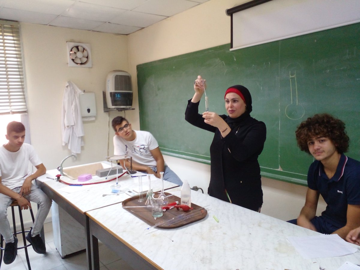 TahaniDandashli's tweet photo. Grade 11 students learned about the concept of diltuting a previously prepared concentrated aqueous solution in the chemistry lab. 
@MakassedSaida 
#lab_work https://t.co/5OPMq7z5tU
