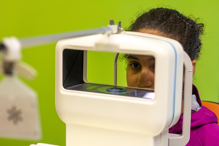 Moorfields's tweet image. On #WorldSightDay, Moorfields is reminding people to protect their peepers. We've also teamed up with @NHSOrganDonor to raise awareness of eye donation, and how you could give someone the gift of sight by joining the donor register. moorfields.nhs.uk/node/2973 #LoveYourSight