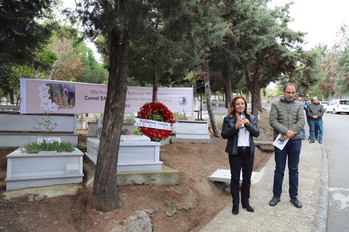 Merhum Park ve Bahçeler Müdürümüz Cemal Şahan’ı, Pendik Yeni Şeyhli Mezarlığı'ndaki kabri başında andık. Kendisine Allah'tan rahmet diliyoruz.