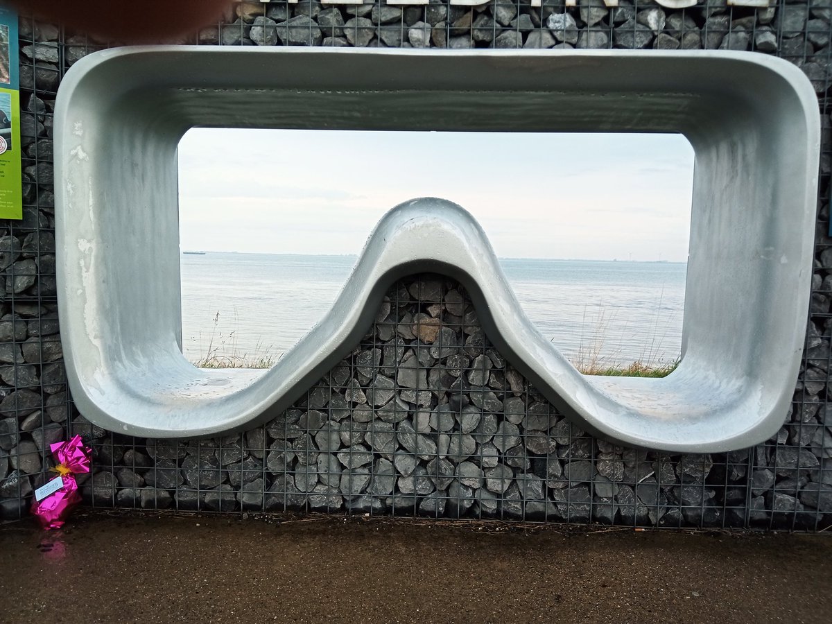14 oktober is het #wereldeidag. Er zijn weer roze eieren te vinden door het hele land. Deze ligt bij een mooie doorkijk op de #Oosterschelde🤿 Wie weet waar? Volg de instructies op het kaartje en win een leuke reis. <a href="/mmmEggies/">mmmEggies</a> <a href="/blijmeteenei/">Blij met een Ei</a>