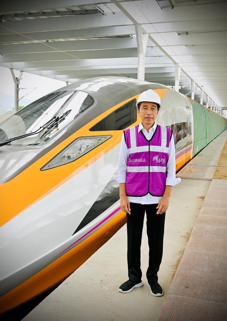 Pembangunan proyek Kereta Cepat Jakarta-Bandung (KCJB) kini mencapai 88,8% Dalam pembangunannya, proyek ini mengalami kendala dalam pembangunan beberapa terowongan. Kendalanya telah dapat kita lalui, dan jika tak ada aral melintang, KCJB mulai beroperasi bulan Juni 2023.