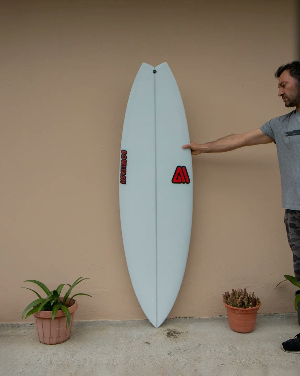 bowltash's tweet photo. BLUE DEMON COLA FISH
Divertida, rápida y muy cañera en olas pequeñas hasta el metro fofo.

Con logo en rojo para Carlos en 5’11 x 20”1/4 x 2”9/16.
.
.
.
#Bowltash #BowltashSurfboards #surfboard #localbrand #funboard #bluedemon #fishtail  #Galicia #Spain #madeineu https://t.co/uyEpbI6l3k