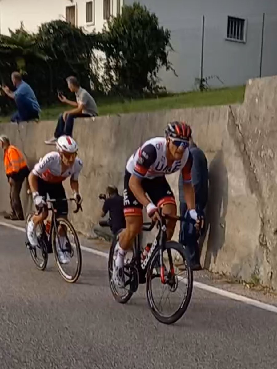 FavaroMarco's tweet photo. Non solo i ciclisti, ora devo tenere d'occhio pure le ammiraglie!! 🤣
Complimenti a @MATTEOTRENTIN @MarcatoMarco @TeamEmiratesUAE per la conquista del @GirodelVeneto https://t.co/0r0hz7R7SV