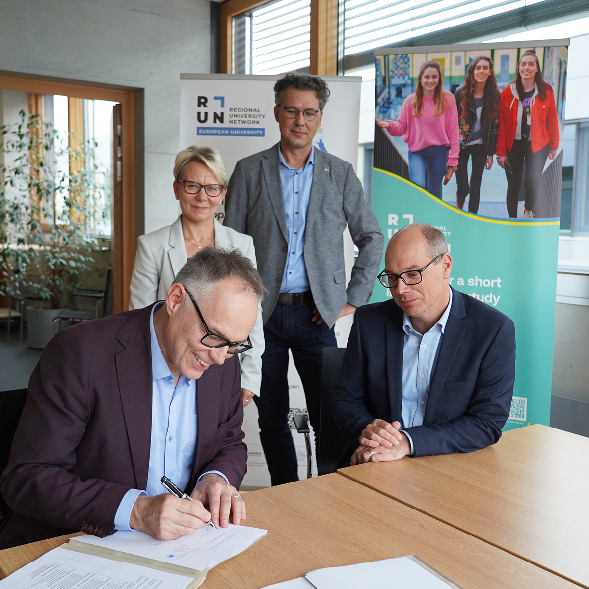 🎉 A new groundbreaking day for RUN-EU! The third double degree programme for Bachelor of International Business between @HAMK_UAS and the Vorarlberg University of Applied Sciences was signed last week! +INFO: bit.ly/RUN-EU_Third_D… #run_eu