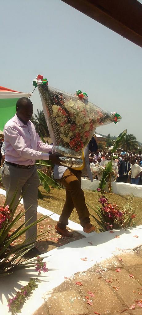 BubanzaCommune2's tweet photo. #Burundi:Ibirori vyo guhimbaza Imyaka 61 urangiye hagandaguwe incungu y'ukwikukira ,muri @BubanzaProvince vyatangujwe n'igisabisho cabereye mw'ishengero #Christ_Roi rya #Bubanza,hakurikira gushira ingori z'amashurwe kucibutso ça #Rwagasore.
#Bubanza. https://t.co/EBvaDinpQl