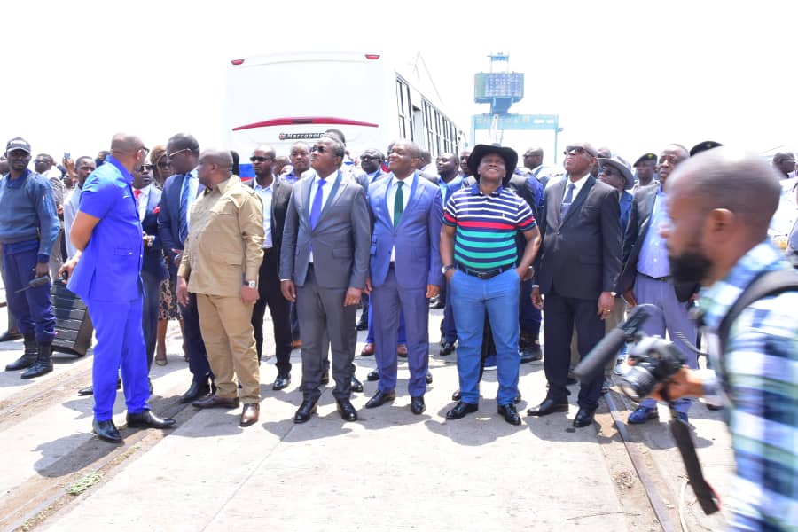 StanysBujakera's tweet photo. #RDC: Le ministre des transports Chérubin Okende visé par une motion de défiance à l'assemblée nationale, continue le travail. Il a présidé ce jeudi la cérémonie de convoie/envoie des bus Transco dans les provinces du Kasaï notamment central et oriental et le Sud Ubangi/Gemena. https://t.co/Z2GyABIdCL