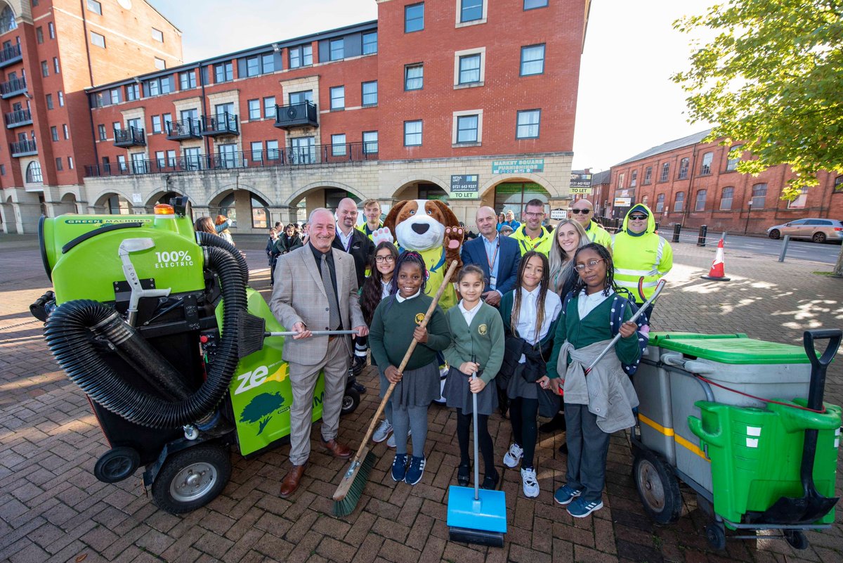 💚 More than 70 school children from <a href="/WoodfieldSchool/">Woodfield Primary School</a> learned how our city is kept clean thanks to outdoor lessons from council officers.
The Year 5 pupils met recycling hero Rex Reuse and watched special sweepers &amp; hoovers clean up. 
Full story 👉 orlo.uk/YZFR8