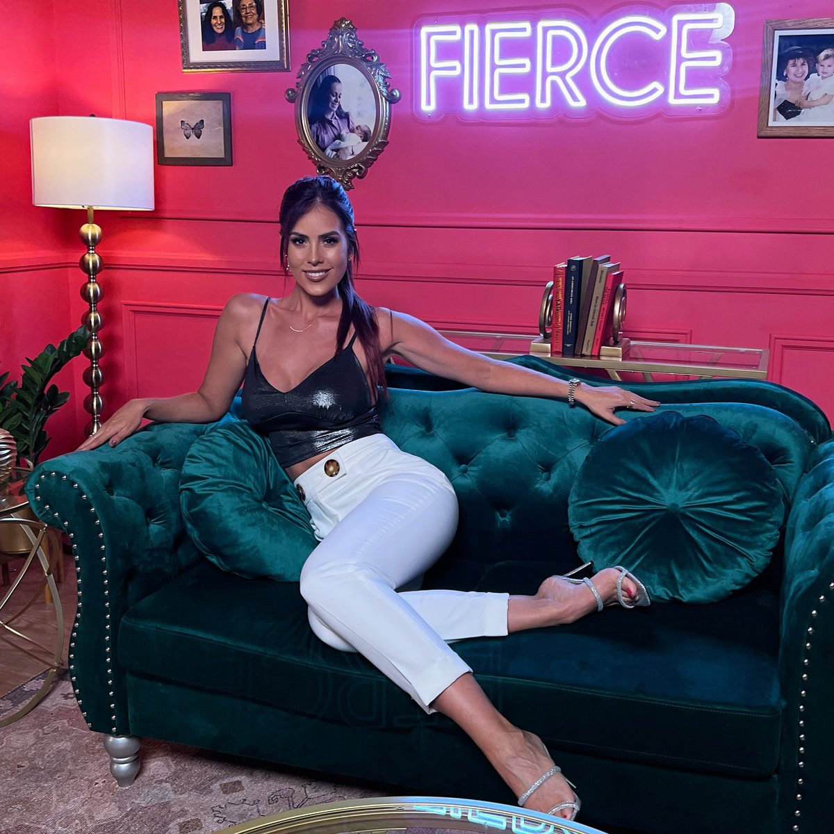 jackie_sauza's tweet photo. Fuerza Latina ๐ช๐ป uniรฉndonos en equipo, haciendo alianzas y motivando esa sinergia! Gracias #hispanicize por tan relevante evento que nos inspira a seguir creyendo y creandoโจ #unidostogether https://t.co/VkpXZvjTVS