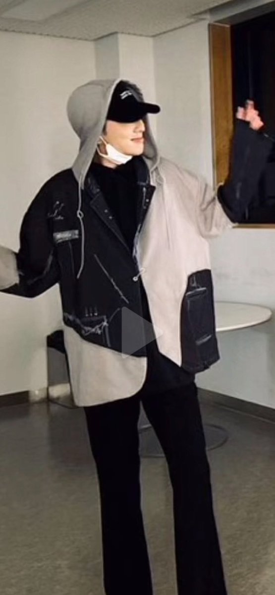 difiwksis's tweet photo. 머리부터 발끝까지 내 취향이 아닌곳이 없음 노래도 잘부르는데 작곡도 잘해 근데 춤도잘춰 근데 키도크고 옷도 잘입어 거기다 잘.생.겼.어 https://t.co/QWrBswId47