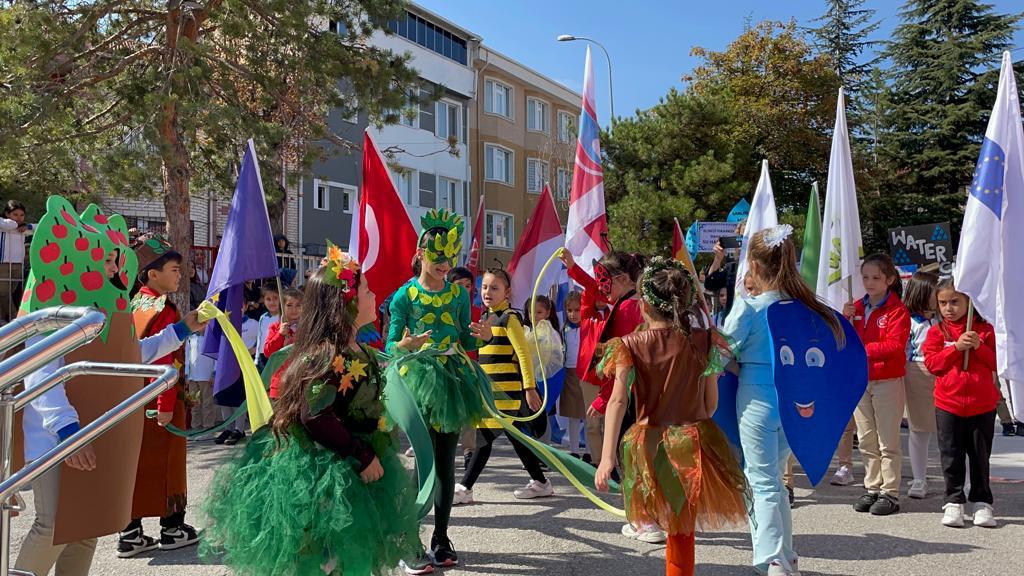 TurkeyPlus's tweet photo. Okulumuzda Erasmusdays 2022 kutlamaları  paydaşlarımız ile beraber projelerimizi yansıtan drama etkinlikleri ve görsel bir şölen eşliğinde kutlandı.
#ErasmusDays
@tcmeb
@ABBaskanligi @ulusalajans
@1Havaikmal
@EskisehirMem
@odunpazarimem
@COLEGIOPEDROI
@one_climate
@ErasmusWater https://t.co/CZcOmFOzG0