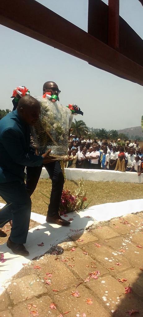 BubanzaCommune2's tweet photo. #Burundi:Ibirori vyo guhimbaza Imyaka 61 urangiye hagandaguwe incungu y'ukwikukira ,muri @BubanzaProvince vyatangujwe n'igisabisho cabereye mw'ishengero #Christ_Roi rya #Bubanza,hakurikira gushira ingori z'amashurwe kucibutso ça #Rwagasore.
#Bubanza. https://t.co/EBvaDinpQl