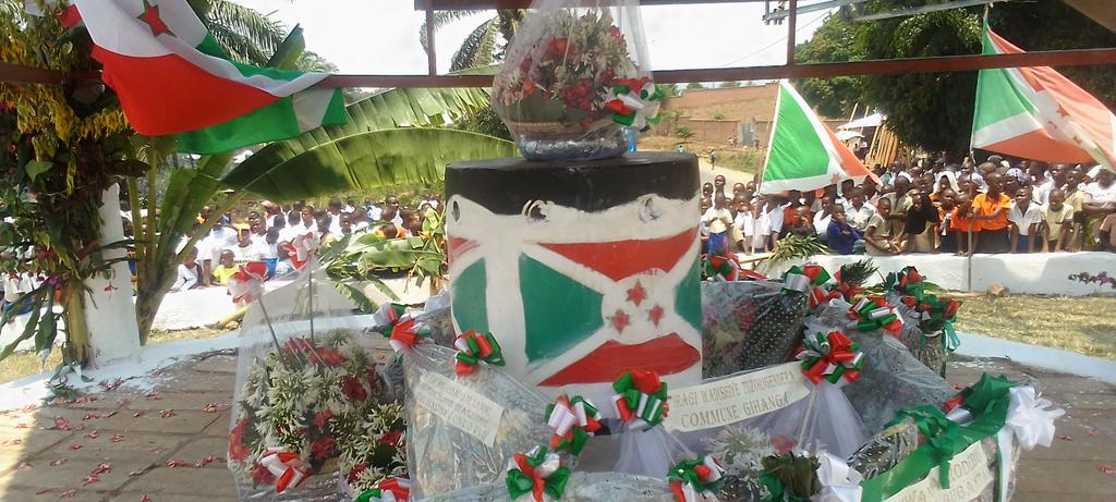 BubanzaCommune2's tweet photo. #Burundi:Ibirori vyo guhimbaza Imyaka 61 urangiye hagandaguwe incungu y'ukwikukira ,muri @BubanzaProvince vyatangujwe n'igisabisho cabereye mw'ishengero #Christ_Roi rya #Bubanza,hakurikira gushira ingori z'amashurwe kucibutso ça #Rwagasore.
#Bubanza. https://t.co/EBvaDinpQl