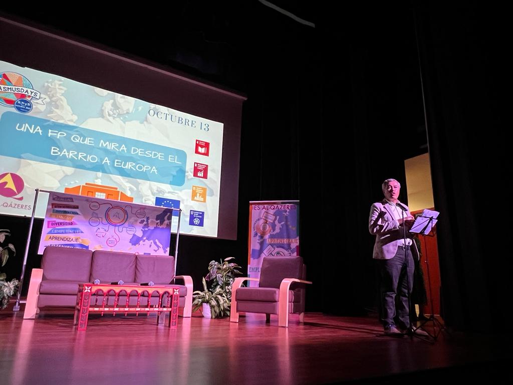 cprcaceres's tweet photo. ErasmusDays: Una FP que mira desde el barrio a Europa, actividad llevada a cabo entre el IES AL-QÁZERES y el IES JAVIER GARCÍA TÉLLEZ y acompañados por el CPR CÁCERES hoy 13 de octubre en la Casa de Cultura Antonio Rodríguez Moñino. https://t.co/RN2tlSoJkW