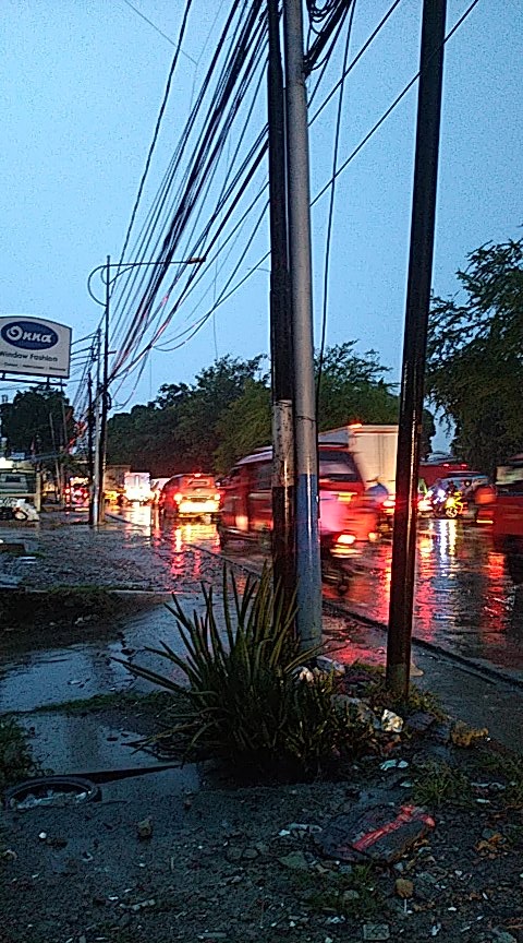 yeri_2010's tweet photo. @RadioElshinta padat merayap cenderung macet tubagus angke arah ke daan mogot sejak botakseng, cuaca hujan https://t.co/H8kJKwN6Xh