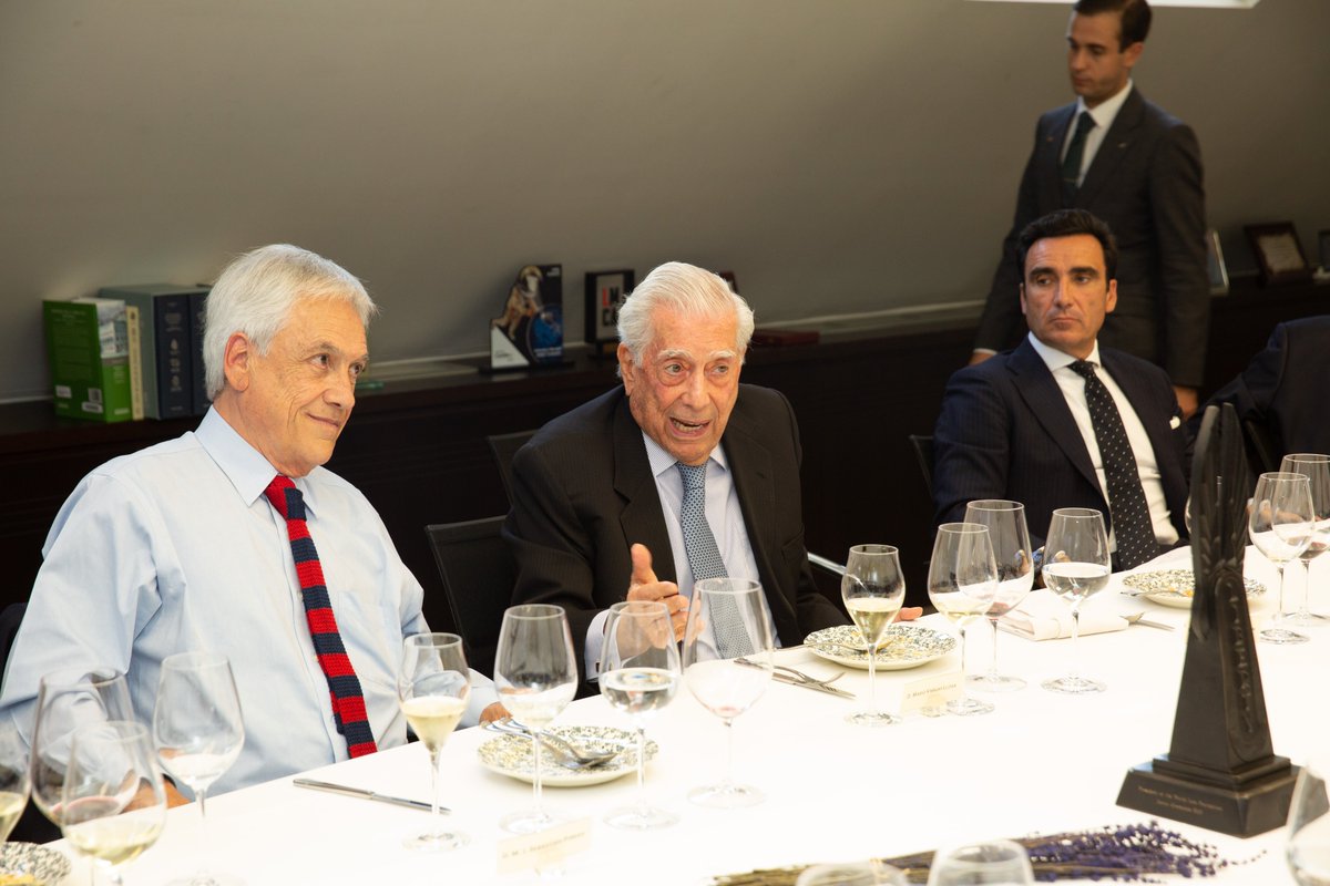 cremadescsotelo's tweet photo. El Premio Nobel de literatura @Mariovargasllo y el expresidente de Chile,@sebastianpinera participaron en un encuentro empresarial que se realizó en el despacho. A lo largo del encuentro, compartieron impresiones sobre los desafíos sociales y económicos a los que nos enfrentamos https://t.co/YgcBjcsbaa