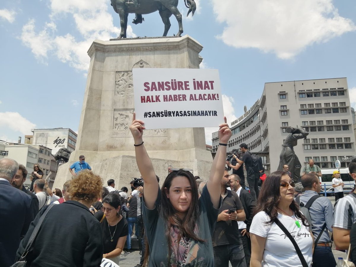“Sansür Yasası” geçerse TCK'ye eklenmesi öngörülen maddeyle gazetecilere ve sosyal medya kullanıcılarına bir yıldan üç yıla kadar hapis cezası verilebilecek.

“Sus” dedikçe konuşacağız!

#SusmakYok