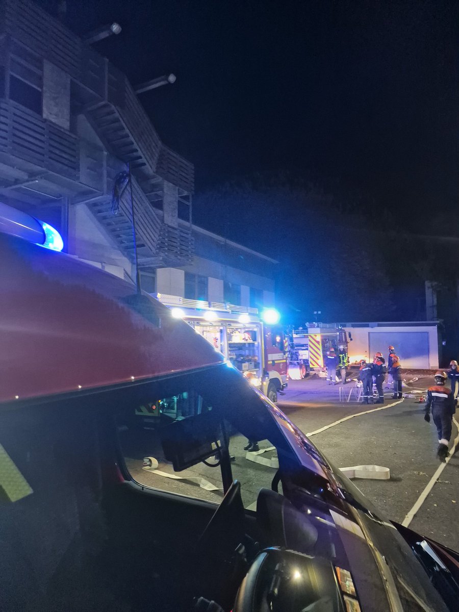 FFEltville's tweet photo. 👨‍🚒👩‍🚒🧑‍🚒Jeden Mittwoch übt die #Jugendfeuerwehr. Hier einen Schaumangriff, Umgang mit tragbaren Leitern, Gerätekunde und einer Angriffsübung

Lust mitzumachen?
👉Jugendfeuerwehr@feuerwehr-eltville.de https://t.co/BBZhBNRlS6