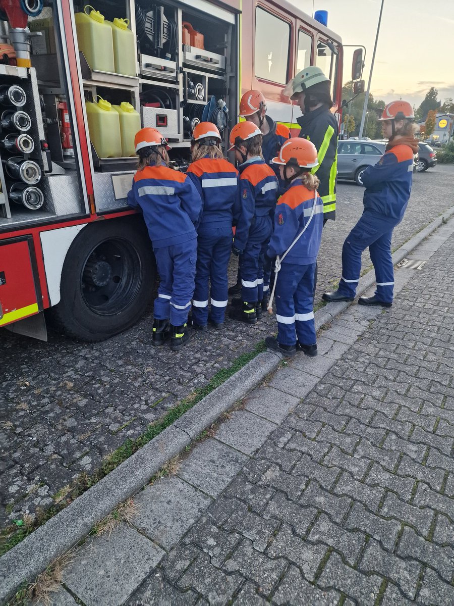 FFEltville's tweet photo. 👨‍🚒👩‍🚒🧑‍🚒Jeden Mittwoch übt die #Jugendfeuerwehr. Hier einen Schaumangriff, Umgang mit tragbaren Leitern, Gerätekunde und einer Angriffsübung

Lust mitzumachen?
👉Jugendfeuerwehr@feuerwehr-eltville.de https://t.co/BBZhBNRlS6