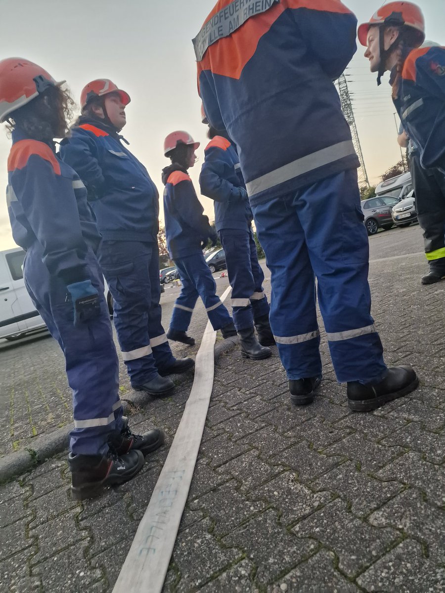 👨‍🚒👩‍🚒🧑‍🚒Jeden Mittwoch übt die #Jugendfeuerwehr. Hier einen Schaumangriff, Umgang mit tragbaren Leitern, Gerätekunde und einer Angriffsübung

Lust mitzumachen?
👉Jugendfeuerwehr@feuerwehr-eltville.de