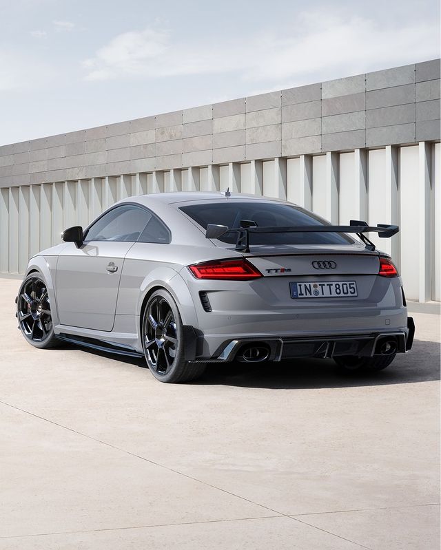 Algunas curvas marcan un antes y un después. Como las que dibujan el atractivo diseño del Audi TT RS Iconic Edition.

#Audi #PerformanceIsAnAttitude #AudiTTRS