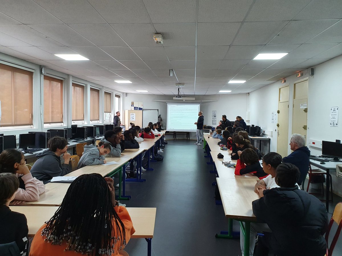 StExRosny93's tweet photo. Assemblée Générale de l'association sportive du collège A. de St Exupery. 1 élève sur quatre du collège inscrit à L'AS de St Ex! Futsal, Badminton, Volley, club échecs, tennis de table. Gros succès le mercredi. Merci aux élèves et un grand bravo aux #profseps #AcCreteil https://t.co/FRT5KeCMpw