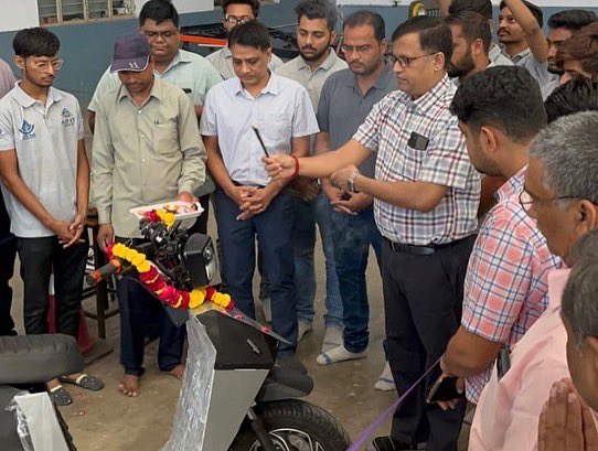 adit_cvmu's tweet photo. ADIT-CVMU
Best Wishes & Blessings to the team 'Agastya' of Automobile Engineering going to compete at national level 'Electric Two Wheeler Design Competition-2022' at Chennai
#cvmuniversity #cvm #adit #aditians #agastya #evehicle #ebike #ebikedesign #SmartElectricTwoWheeler https://t.co/uCehghOqxh