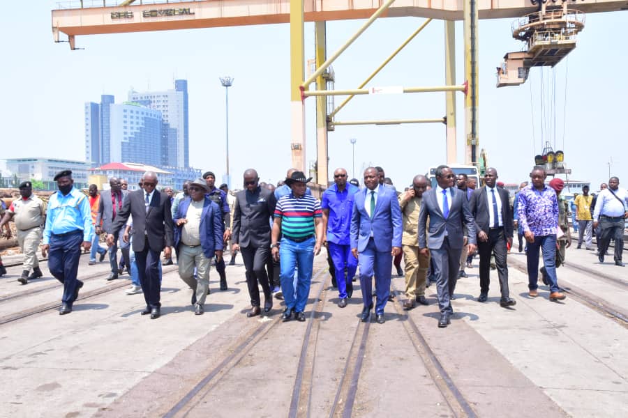 MichelblmMichel's tweet photo. 🔥🔥 Kinshasa n'est pas la RDC. TRANSCO ne restera plus vautré à Kinshasa. La passion d'un Homme d'Etat qui ne travaille q pr l'intérêt des populations.
Déploiement ce jeudi 13 Oct des #Bus_TRANSCO en provinces: Sud-Ubangi, Kasaï, Kasaï-central et Kasaï Orientale. #Shikiya_Bintu https://t.co/SZ7nslYX9Y