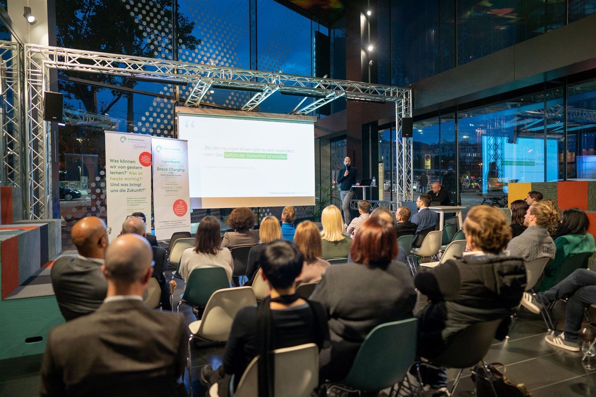 NewsRadarSwiss's tweet photo. Am Dienstag fand in Wien der Profi-Treff zum Thema Themenfrüherkennung & #Trendanalyse statt. Im Vortrag hat Oliver Heyden, Chief Strategy Officer bei pressrelations, Einblicke in zukünftige #Trends gegeben.
Vielen Dank für einen großartigen Abend!
Fotos © Lea Fabienne Dörl https://t.co/7643Ex5NKP