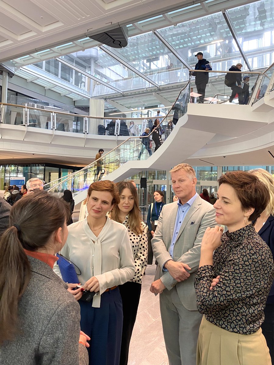 BA_RD_BB's tweet photo. Gemeinsamer Rundgang von @katjakipping, @IntMigBerlin und @Chri_Moe. Viele Stellen- und Beratungsangebote an den Messeständen stehen für alle Teilnehmer bereit. 🙌🏼 Zusammen für die gesellschaftliche Teilhabe #berlin https://t.co/bTYpUjVDPm