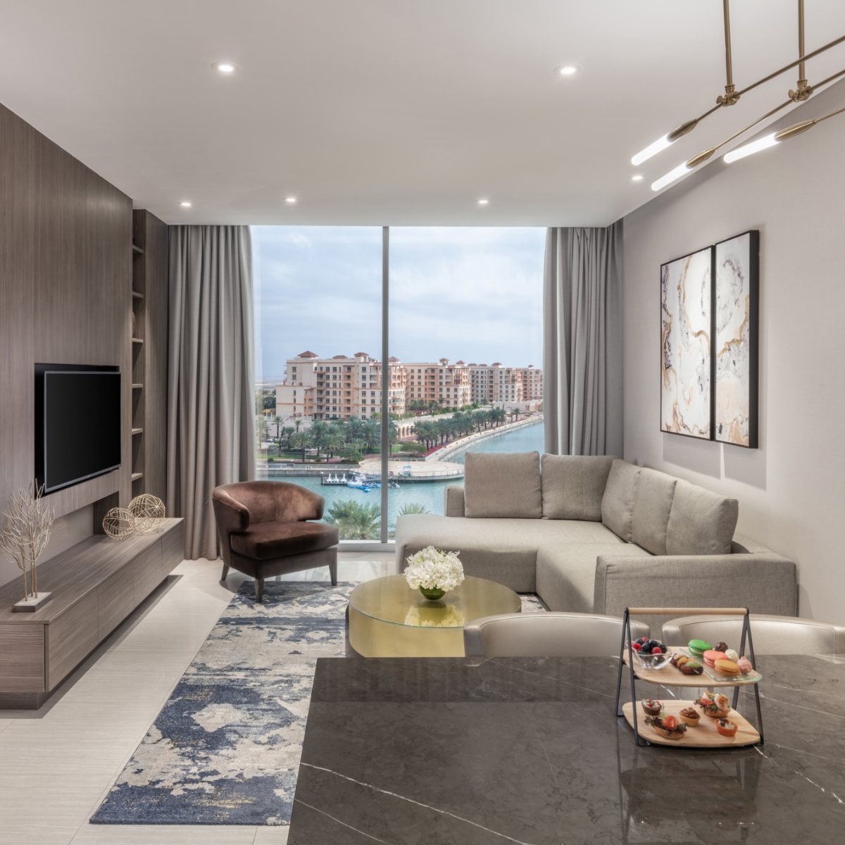ViewsResidences's tweet photo. صُممت غرفنا لتعطيك شعورا دائما بالابتهاج والاندماج مع محيطك.
Our rooms are designed for unforgettable moments to be cherished together
للحجز والاستعلام:
For bookings and inquiries:
T: 012 510 5888
#Viewshotel
@kaec_saudi
#SaudiArabia #Rooms #KAEC
#فندق_فيوز #غرف_فندقية https://t.co/v3QJSOae2E