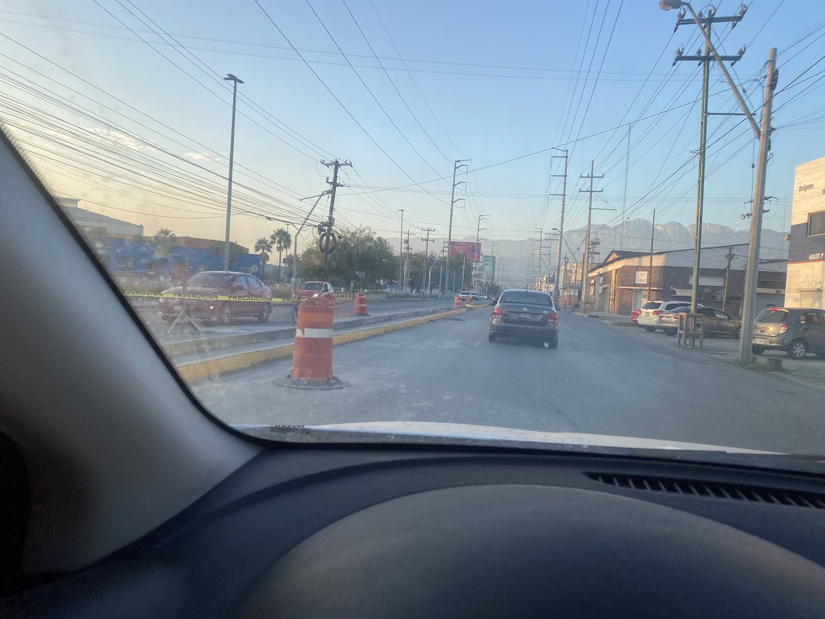PerlaLn's tweet photo. @Cicmty Casi ya 2m cerrados los carriles con esos botes sin hacer nada, 1 carril de cada sentido; aunado que amplían la banqueta 1 cuadra, dejando un solo carril para transitar sobre Guerrero, altura Centrika https://t.co/tFLM3iCjk1
