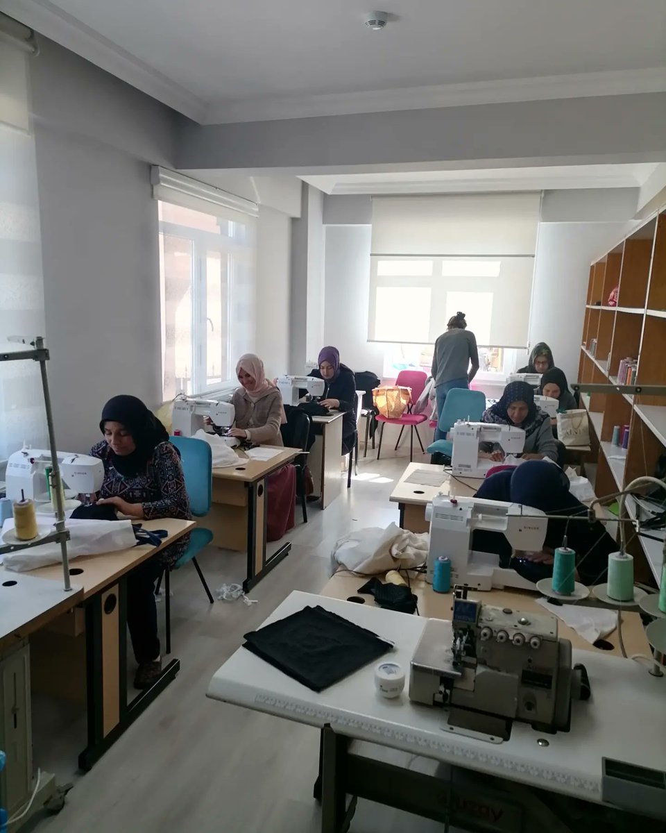 BayatEvi's tweet photo. Bayat Kadın Kültür Evimizde Tekstil atolyesi kursumuz devam ediyor 🤗 @kubrayigitbasi @AfyonValiligi @Bayat03780 @BayatBelediyesi @afyonkulturevi @BayatHalk https://t.co/zzy60MyJa7