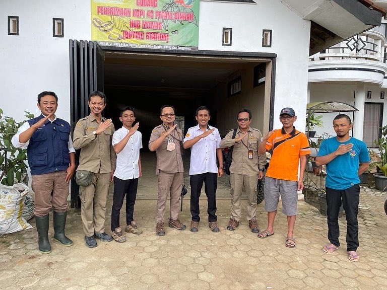 KarantinaLPG's tweet photo. Tertelusur, Karantina Lampung Kunjungi Ulubelu
@Barantan_RI 
#LaporKarantina
#KarantinaPertanianLampung https://t.co/m8YmvvYCWB