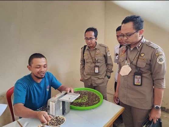 KarantinaLPG's tweet photo. Tertelusur, Karantina Lampung Kunjungi Ulubelu
@Barantan_RI 
#LaporKarantina
#KarantinaPertanianLampung https://t.co/m8YmvvYCWB