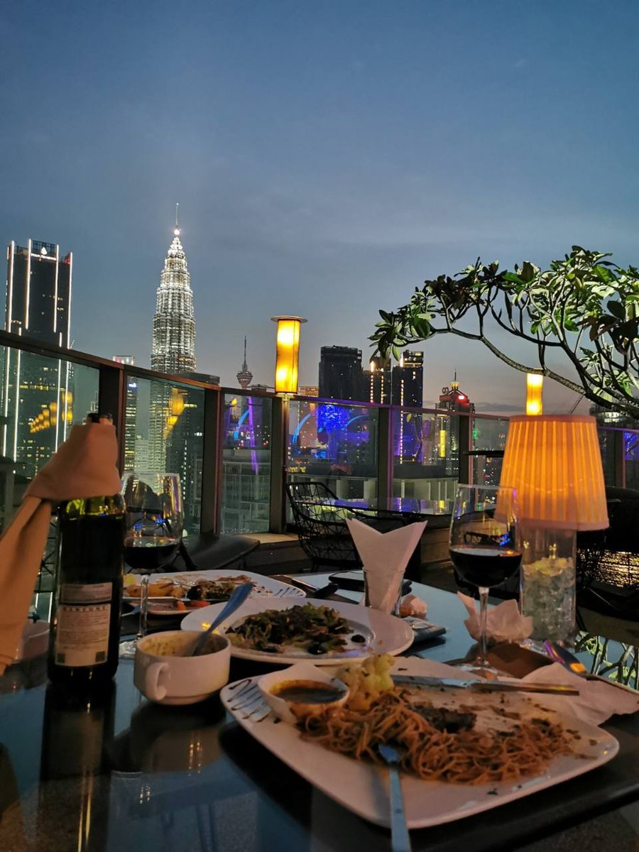 future1hy's tweet photo. Had dinner with friends, the night view here is beautiful😊😊 https://t.co/0Hpp47qM1T